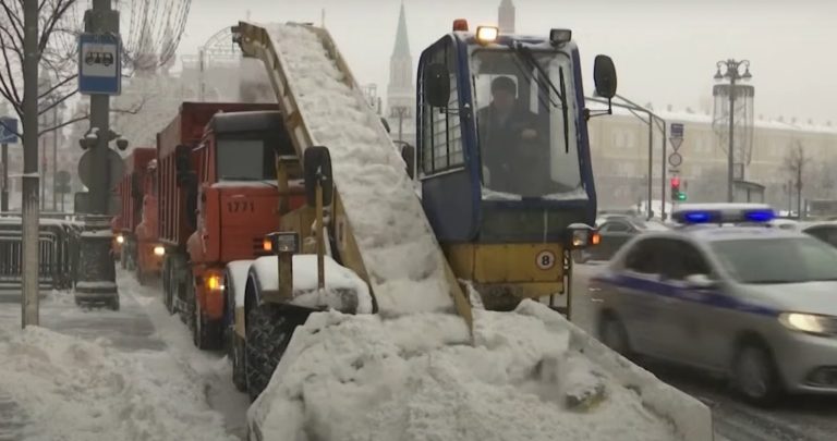 VIDEO | Moscova, blocată de căderi masive de zăpadă. În weekend se anunță o „apocalipsă albă”