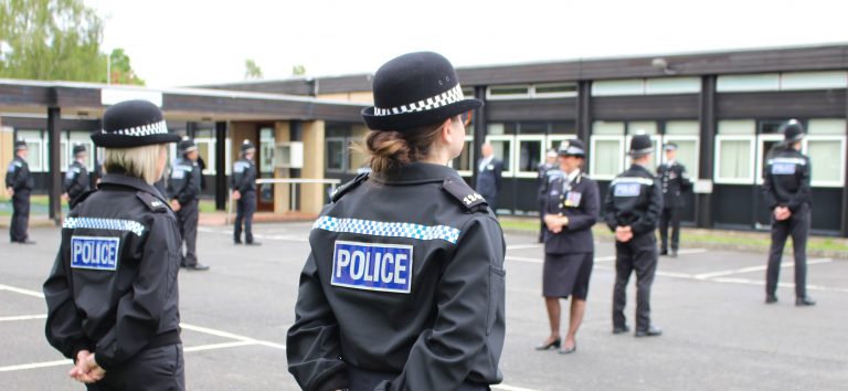 Un român i-a înfipt un pix în față unei polițiste din Londra