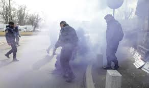 Protest cu fumigene al polițiștilor și scandal în fața Palatului Cotroceni. Organizatorii, amendați de Jandarmerie cu 10.000 de lei
