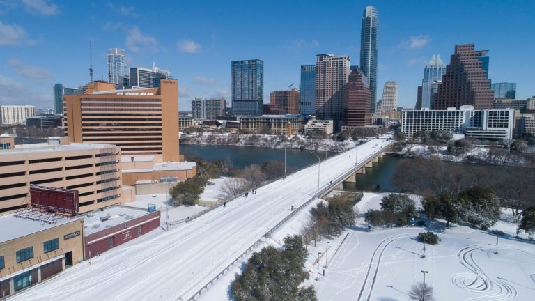 FOTO/VIDEO | Stare de dezastru în Texas, după ce o furtună de zăpadă fără precedent în istoria statului a anulat zboruri, a provocat întreruperi masive de electricitate, iar temperaturile au scăzut până la -5C