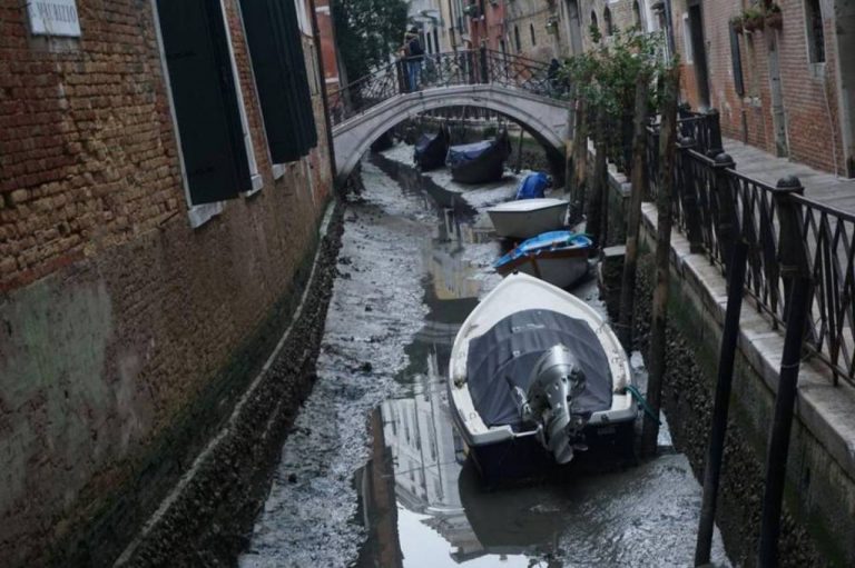 VIDEO | Canalele din Veneția au secat. Gondolele au rămas blocate în nămol