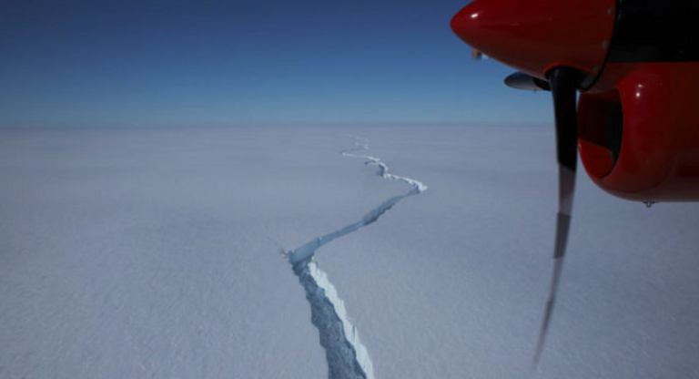 VIDEO | Crăpătură uriașă. Un imens aisberg, cât aglomerația Parisului sau Londrei de mare, se desprinde din Antarctica