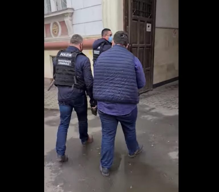 VIDEO | Tânăr cu uniformă de poliţist din Arad, care oprea maşini în trafic, reţinut pentru uzurpare de calităţi oficiale