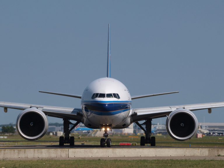 Un mort şi circa 30 de răniţi din cauza unor turbulențe puternice într-un avion pe ruta Londra – Singapore