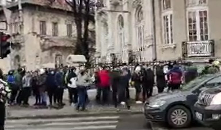 UPDATE. VIDEO. Free burgers attract crowds of hundreds in Romanian capital. Police intervene to ask youngsters to respect Covid rules