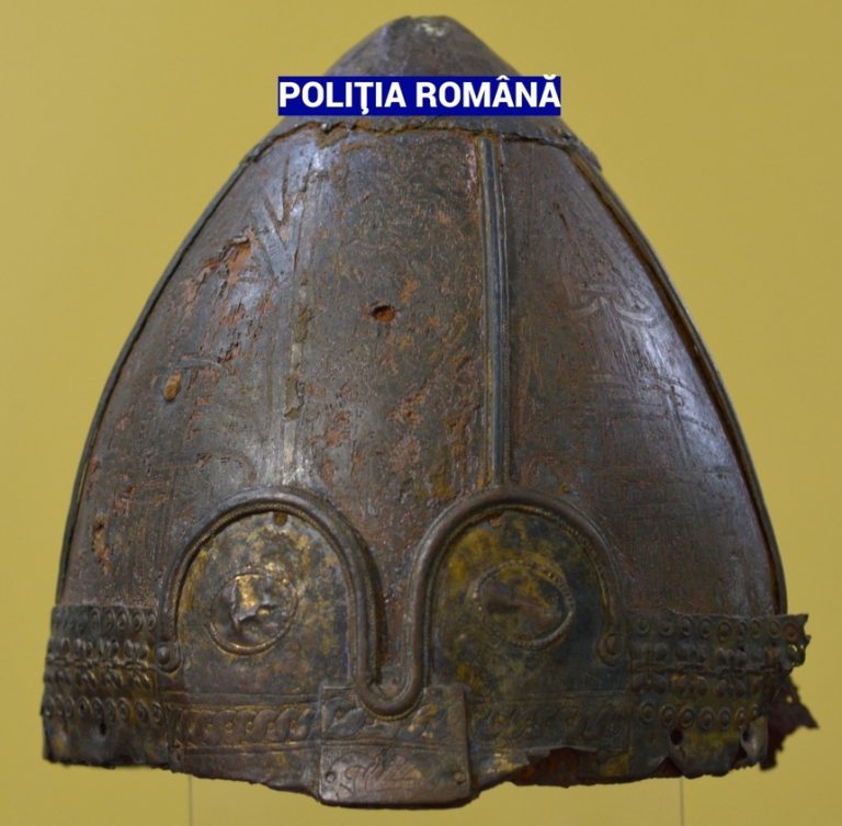 Coif unicat, de sorginte vikingă, recuperat de poliţişti. „Este apreciat de specialiştii în domeniu ca având o valoare istorică incomensurabilă”