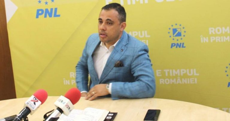 Senatorul PNL Liviu Voiculescu, zis „Mamba”, judecat pentru aderare la un grup infracțional organizat, se află acum în comisia de control a SIE