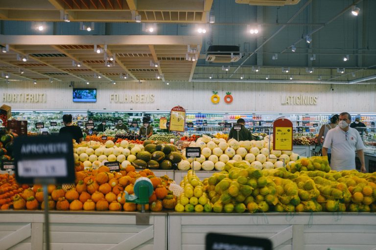 În ciuda numărului mare de cazuri COVID, Grecia redeschide magazinele pentru a salva economia
