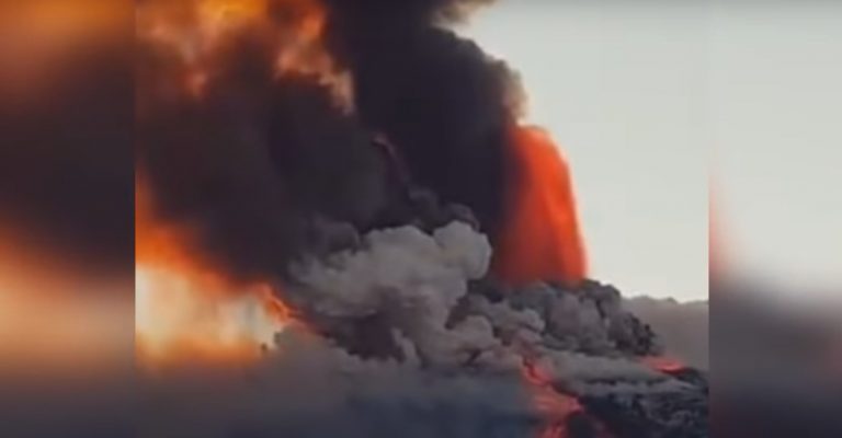 VIDEO | Erupția vulcanului Etna a dus la închiderea aeroportului din Catania. Fluxul de lavă a ajuns la o altitudine de 2.000 de metri