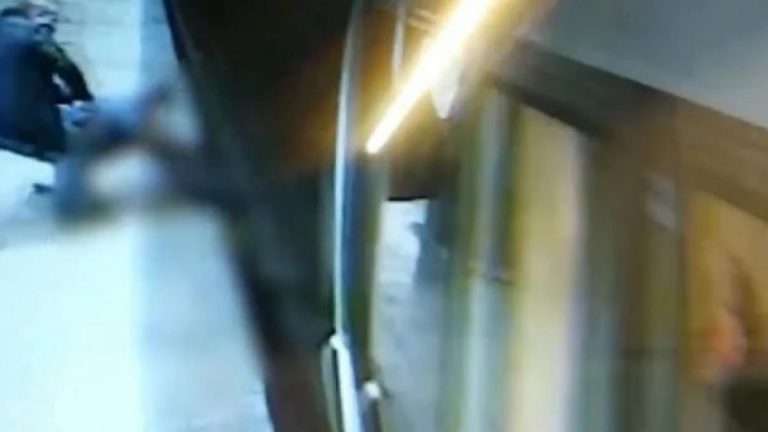 VIDEO  | O fată care a sărit pe șine la stația de metrou Dristor a fost salvată în ultima clipă