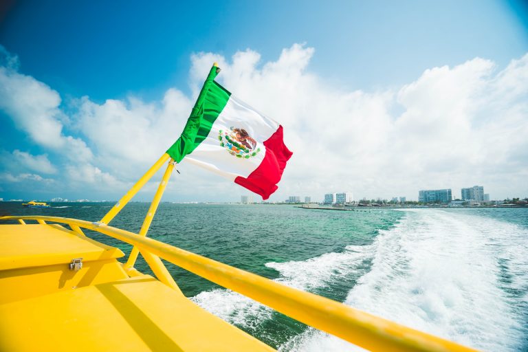 „Operațiunea Caraibe”. Autoritățile mexicane au blocat 79 de conturi aparţinând unei grupări infracţionale de cetățeni români care acţiona la Cancun