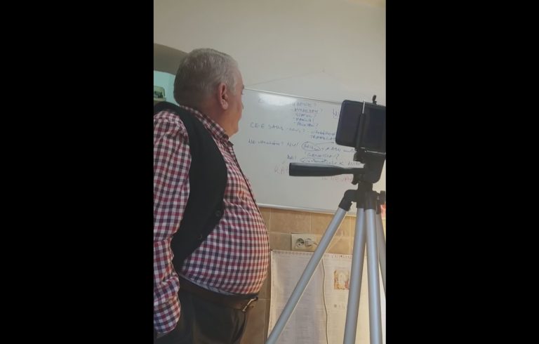 VIDEO | Medic de familie din Cîmpina, în fața elevilor: „SARS-COV-2 este un virus modificat genetic în laborator de mâna criminală a omului şi folosit ca armă biologică”