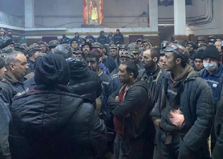 Minerii din subteranul exploatării Lupeni, dispuşi să intre în greva foamei