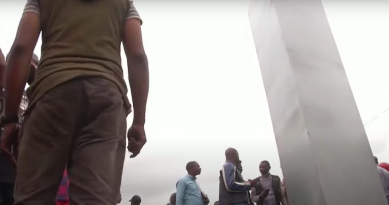 VIDEO | În Congo nu-i de joacă: Un monolit argintiu, incendiat după apariția sa misterioasă. „Ne-am trezit şi am văzut acest triunghi metalic”