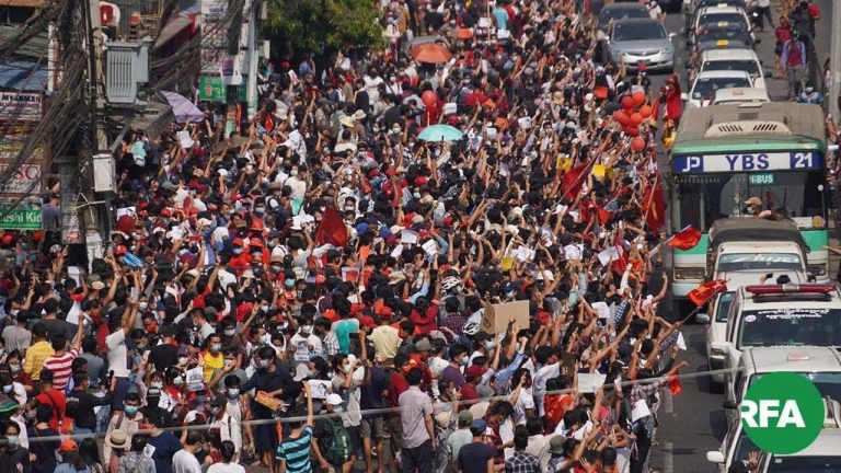 VIDEO | Mii de oameni au ieşit în stradă în capitala Myanmar, în ciuda cenzurii şi arestărilor