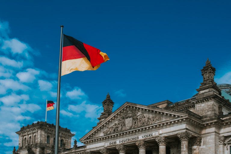 Un bărbat, pus sub acuzare pentru că ar fi furnizat spionilor militari ruși planurile Bundestag-ului