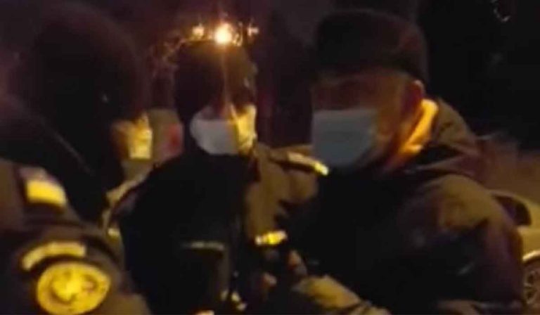 Un bătrân care pretindea că este ofițer în rezervă, pus la pământ pentru nepurtarea măștii. Bărbatul nu figurează însă în evidențele MApN