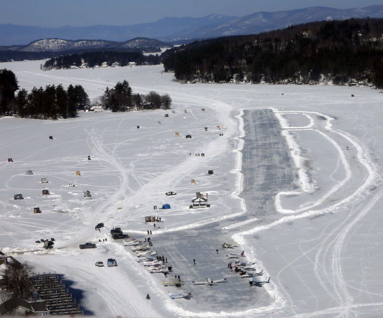 VIDEO | SUA: Un lac îngheţat din New Hampshire, transformat în pistă de aterizare
