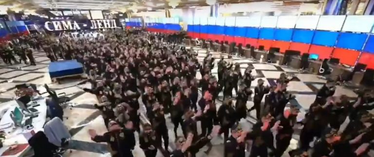 VIDEO | În Rusia, ca la Phenian: Flashmob al unei companii de retail pentru „conducătorul iubit” Vladimir Putin