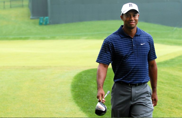 Tiger Woods, rănit după ce s-a răsturnat cu mașina. Polițist: A avut mare noroc că a scăpat cu viaţă