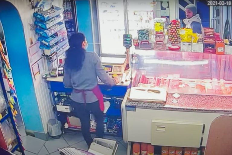 VIDEO | O vânzătoare din Suceava, amenințată cu pistolul pentru două iaurturi. Momentul a fost surprins de camera de supraveghere