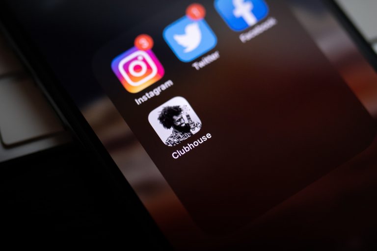 Instagram, o piață neagră. Facebook a suspendat sute de conturi care au fost piratate şi vândute pentru valoarea username-urilor