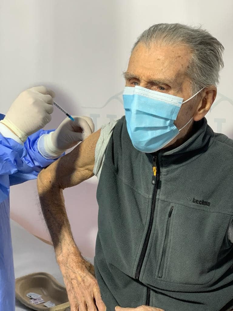 Veteran de război în vârstă de 99 de ani, după ce s-a vaccinat: „Fără vaccin nu se poate să mergem mai departe”