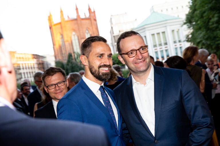Scandal ministerial în Germania. Ministrul Sănătății și soțul său, implicați în afaceri controversate cu măști anti-Covid
