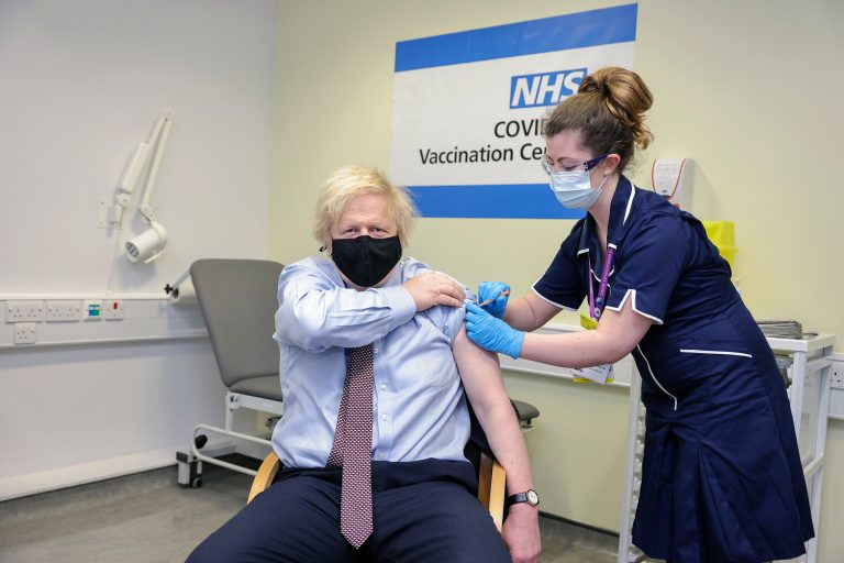 VIDEO | Premierul britanic s-a vaccinat cu serul AstraZeneca