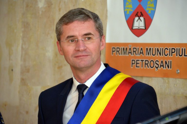 Primarul municipiului Petroşani, Tiberiu Iacob-Ridzi, îi cere într-o scrisoare deschisă lui Arafat să reanalizeze măsura carantinării orașului