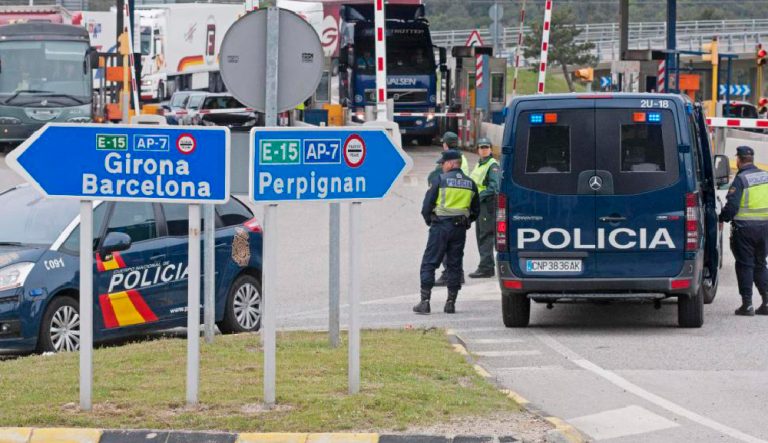 Peste 30 de români, reţinuţi la graniţa dintre Spania şi Franţa cu teste PCR false asupra lor