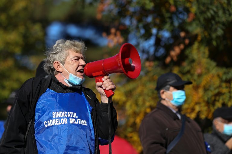Dogaru țipă în Piața Victoriei: „Guvernanții execută ordine venite de afară, este un guvern de trădători!”