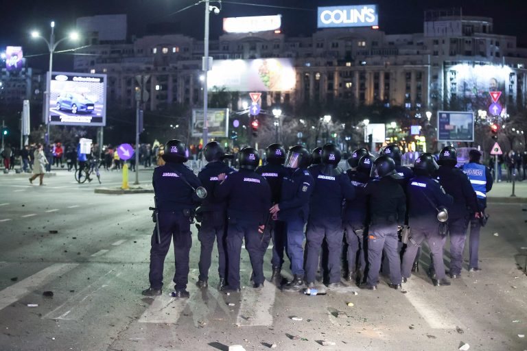 „Noi diseară nu plecăm acasă până nu mutilăm un jandarm în masă”. Polițiștii din Dâmbovița au reţinut un bărbat acuzat de instigare publică