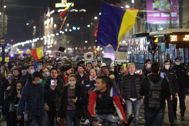 VIDEO. Romanians protest against pandemic restrictions for 4th night