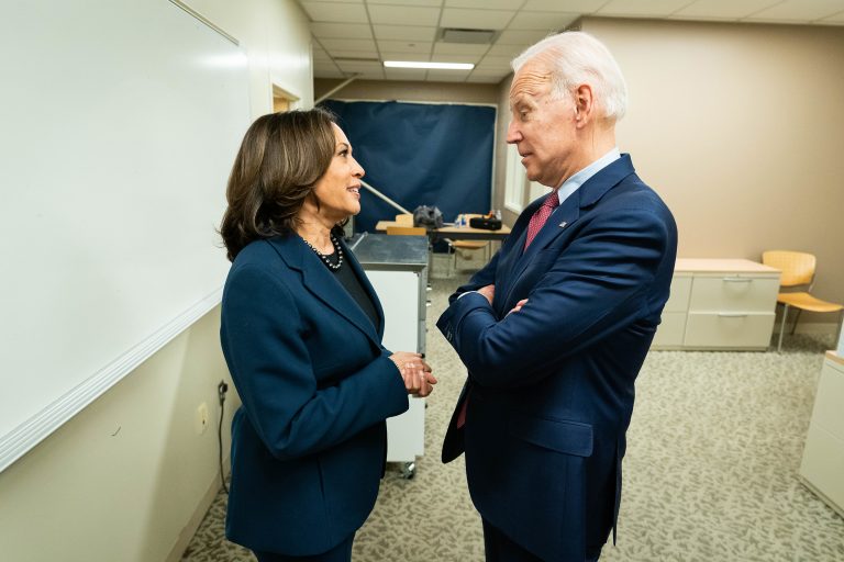 Joe Biden o desemnează pe Kamala Harris să gestioneze criza migranților