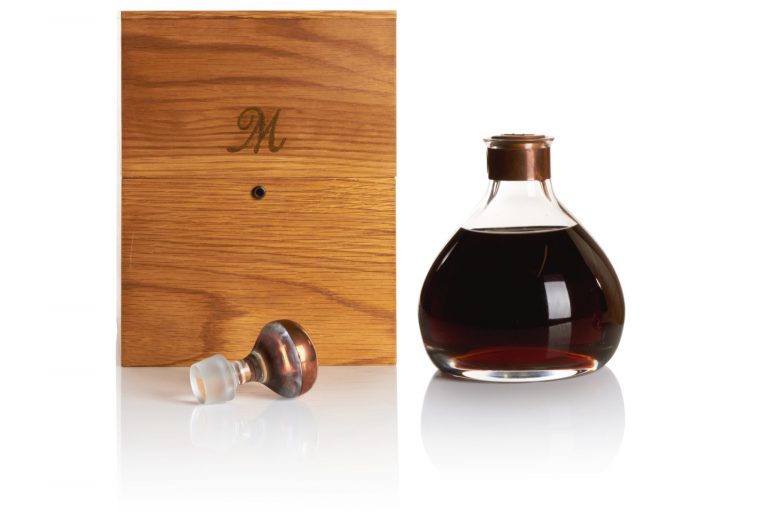 O sticlă de whisky scoţian, îmbătrânit timp de 50 de ani, vândută la licitaţie pentru zeci de mii de dolari