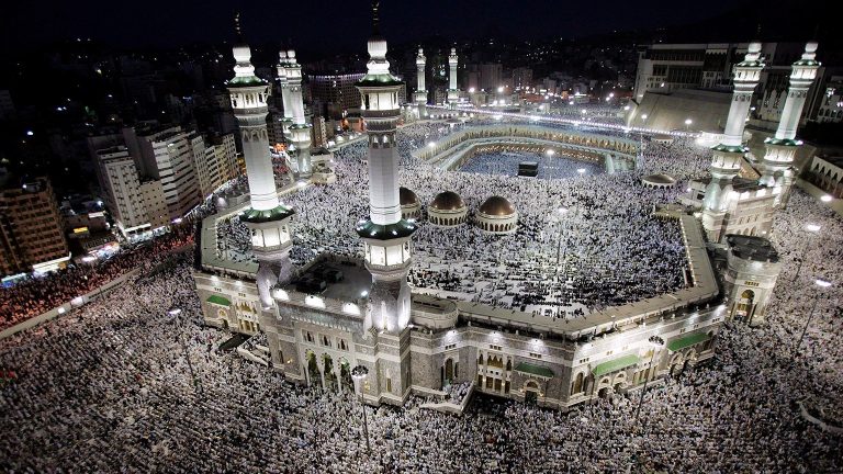 Arabia Saudită îi va primi la pelerinajul de la Mecca numai pe cei vaccinaţi împotriva COVID-19