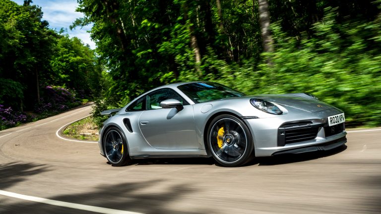 N-a rezistat tentației. Bărbat din București, proaspăt posesor de Porsche, a fost prins de radar când circula cu viteza de 219 kilometri pe oră