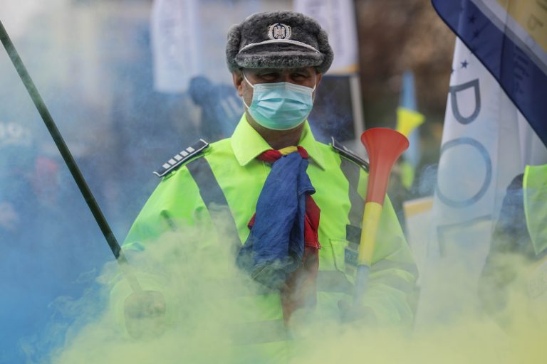 Dosar penal şi 6.000 de lei amendă pentru poliţiştii care au protestat în Piaţa Victoriei
