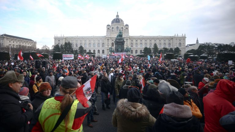 VIDEO | Mii de persoane au manifestat la Viena împotriva restricţiilor