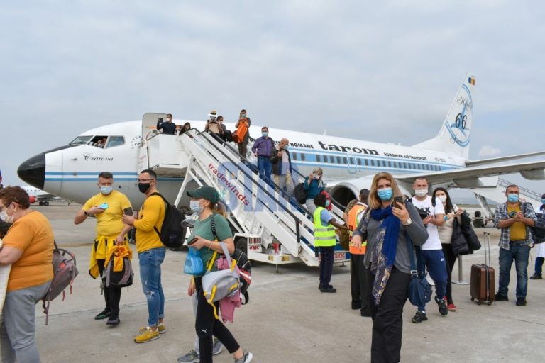 VIDEO | Sărbătoare în Kenya, după sosirea a 100 de turiști români. Televiziunea națională a transmis în direct aterizarea conaționalilor noștri