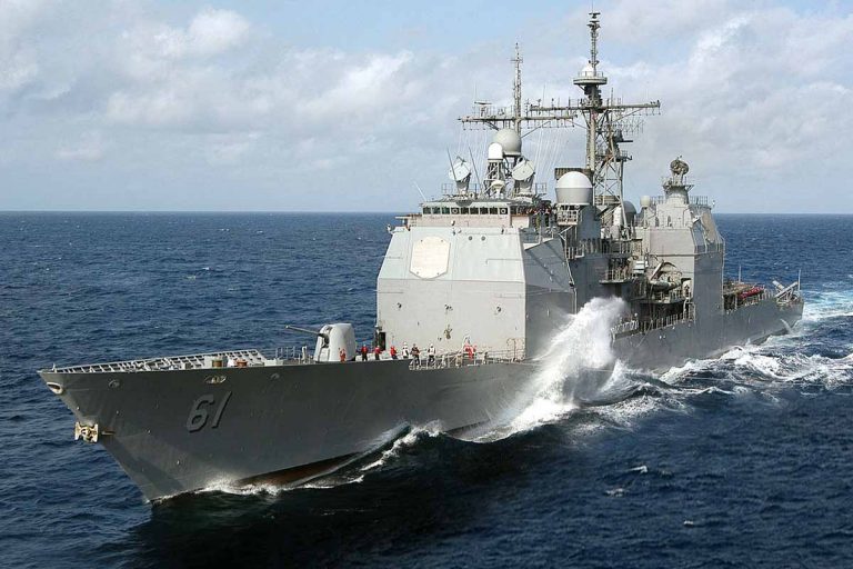 Nave ale Flotei ruse din Marea Neagră, mobilizate pentru a supraveghea crucişătorul USS Monterey