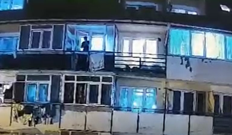 O familie din Pitești va fi evacuată pentru că a aruncat gunoi de la balcon