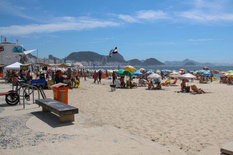 Primăria din Rio de Janeiro închide plajele. Bolsonaro e preocupat de carenţa de vitamina D