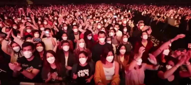 VIDEO | Concert rock cu 5.000 de oameni, după ce au fost testaţi de Covid în aceeaşi zi
