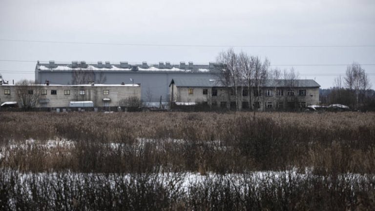 „Un difuzor urlă: Glorie ție, patrie liberă”. Cum decurge o zi în IK-2, colonia penitenciară unde se află întemnițat Aleksei Navalnîi