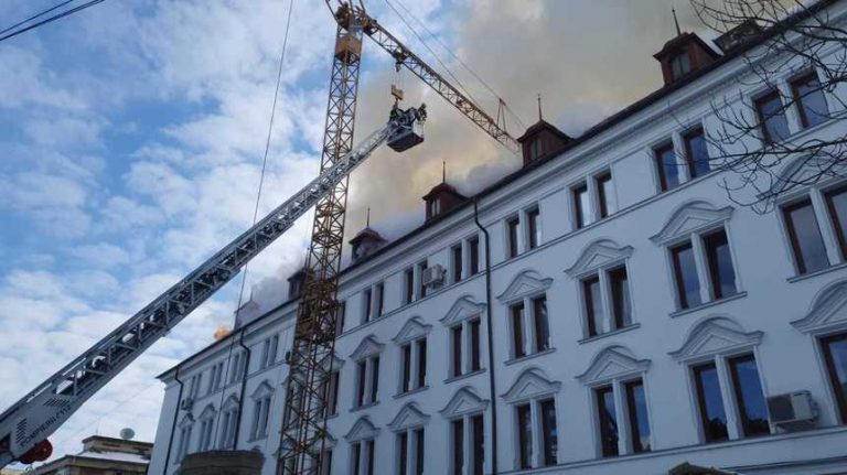 VIDEO | Incendiu la CJ Suceava. Nu sunt semnalate victime până acum