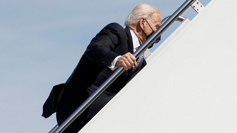 Casa Albă anunță că președintele Biden, se simte bine după ce s-a împiedicat