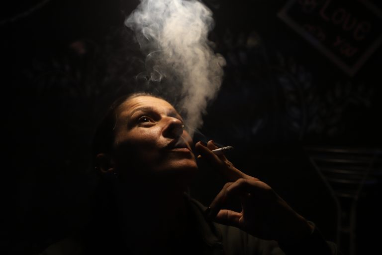 Starea de sănătate a românilor: Una din patru persoane de peste doi ani suferă de cel puţin o boală cronică şi 18,7% din populaţia rezidentă de peste 15 ani fumează zilnic