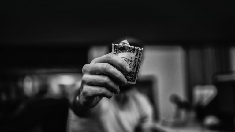 Unde să-mi ascund munții de bani? O incursiune în lumea „bancherilor gangsteri”